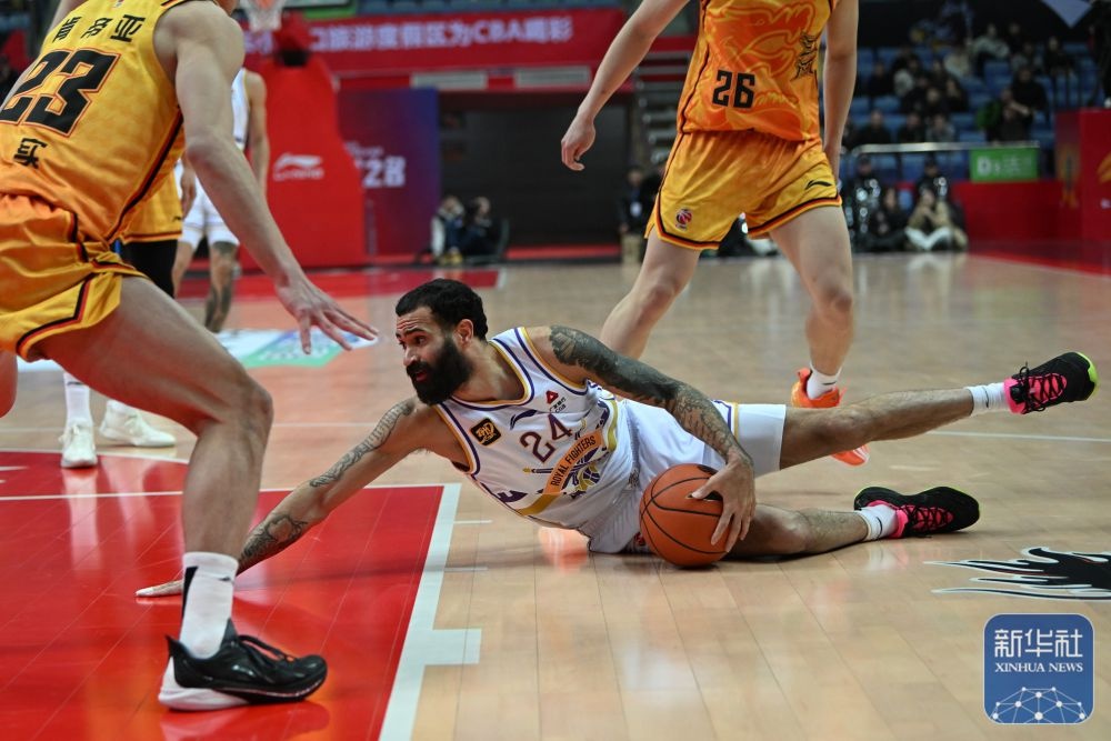 云南男篮在激战中击败江苏队,取得胜利 云南男篮在激战中击败江苏队,取得胜利