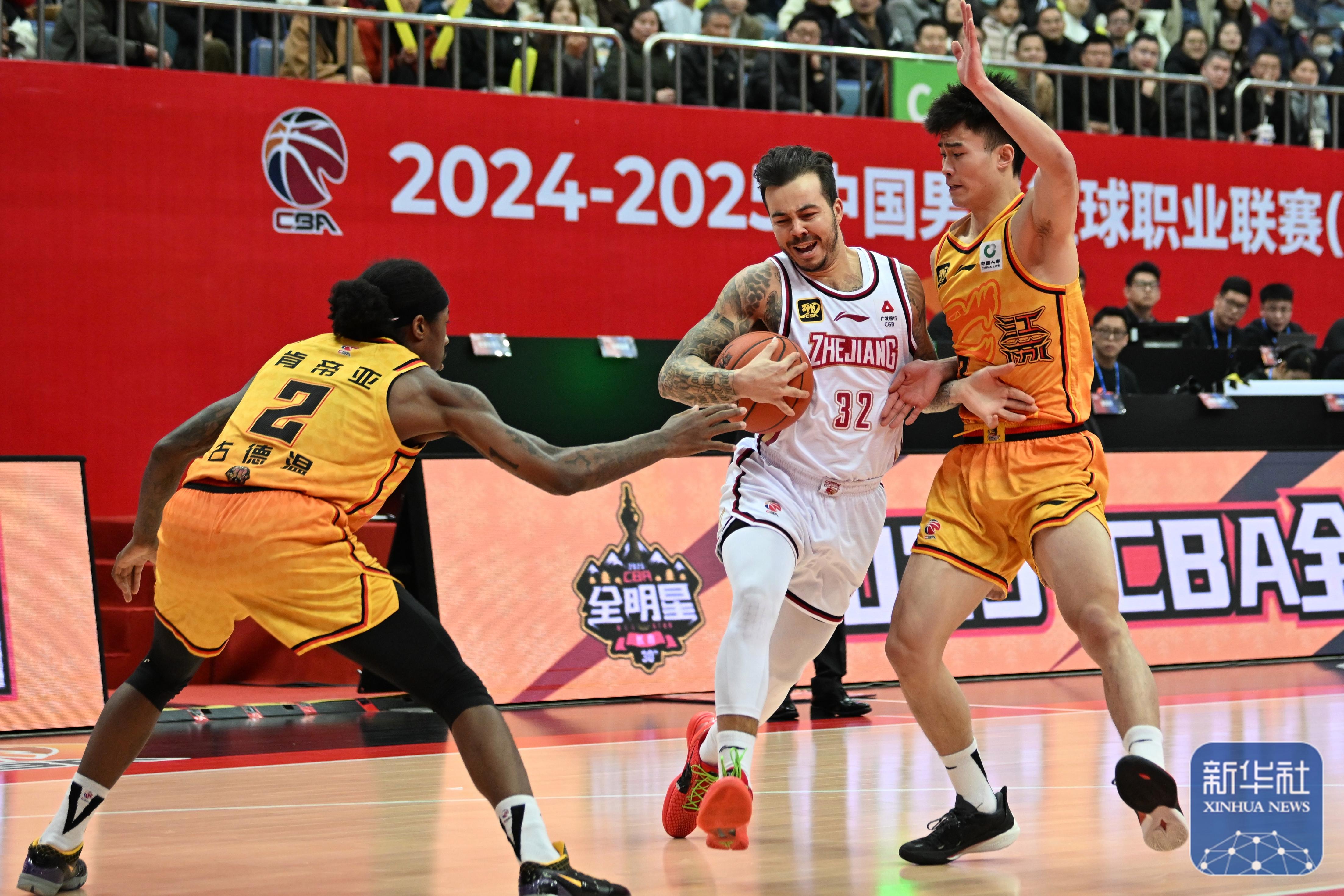 云南男篮在激战中击败江苏队,取得胜利 云南男篮在激战中击败江苏队,取得胜利