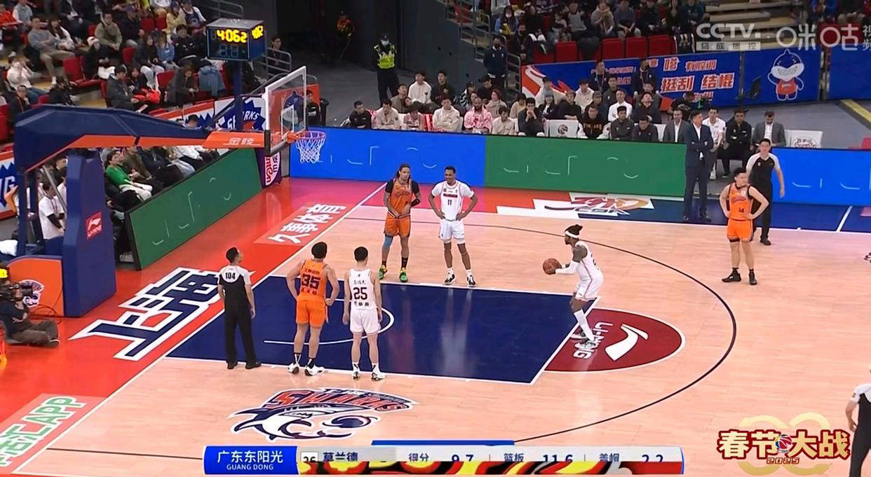 广东男篮在比赛中展现出强大的攻势 广东男篮在比赛中展现出强大的攻势