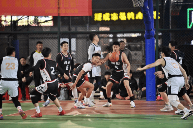 关于世锦赛篮球赛事进入白热化，球队依旧拼搏的信息