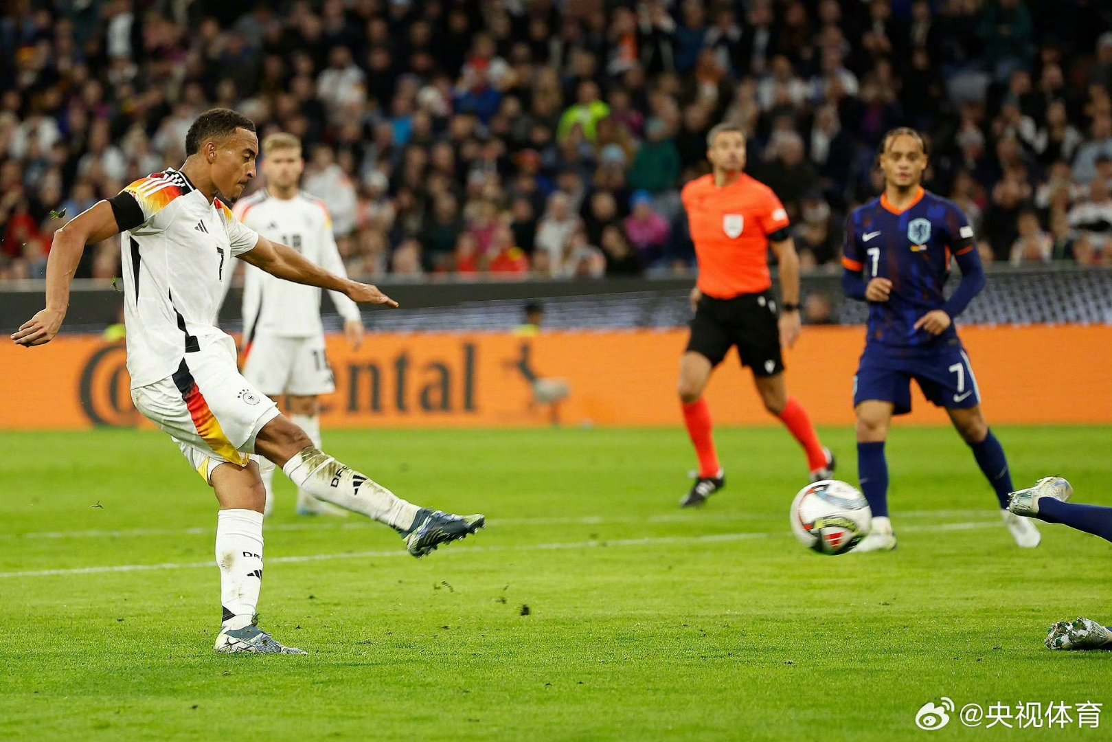 荷兰国家队踢进欧洲杯四强,射手梅开二度 荷兰国家队踢进欧洲杯四强,射手梅开二度