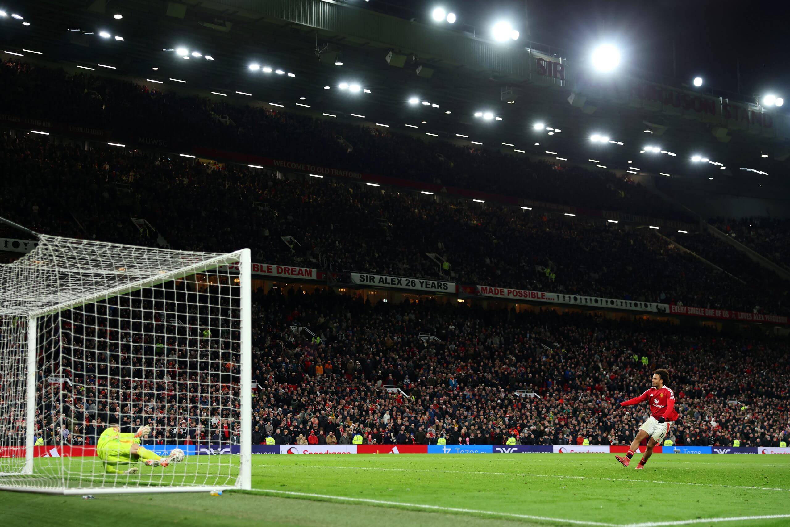 曼联主场大胜，英超前八位置不断上升