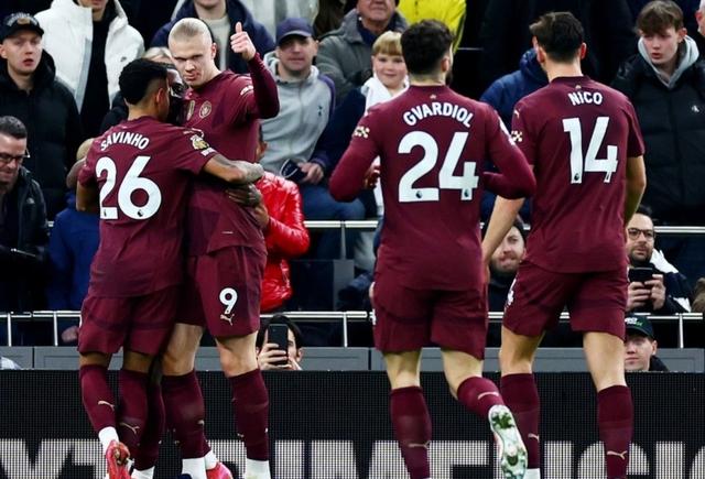 关于曼联客场逼平热刺，联赛排名仍保持领先的信息