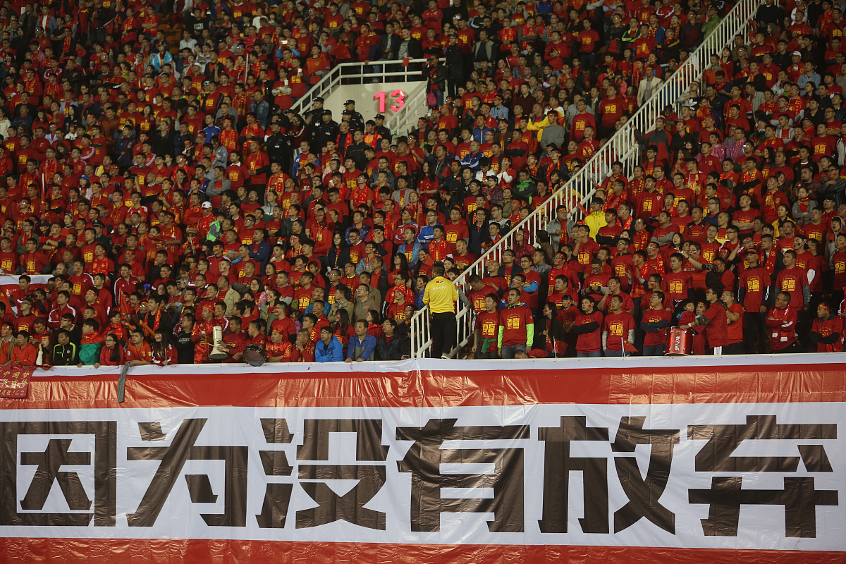 重庆队突破困境，联手反击获得胜利