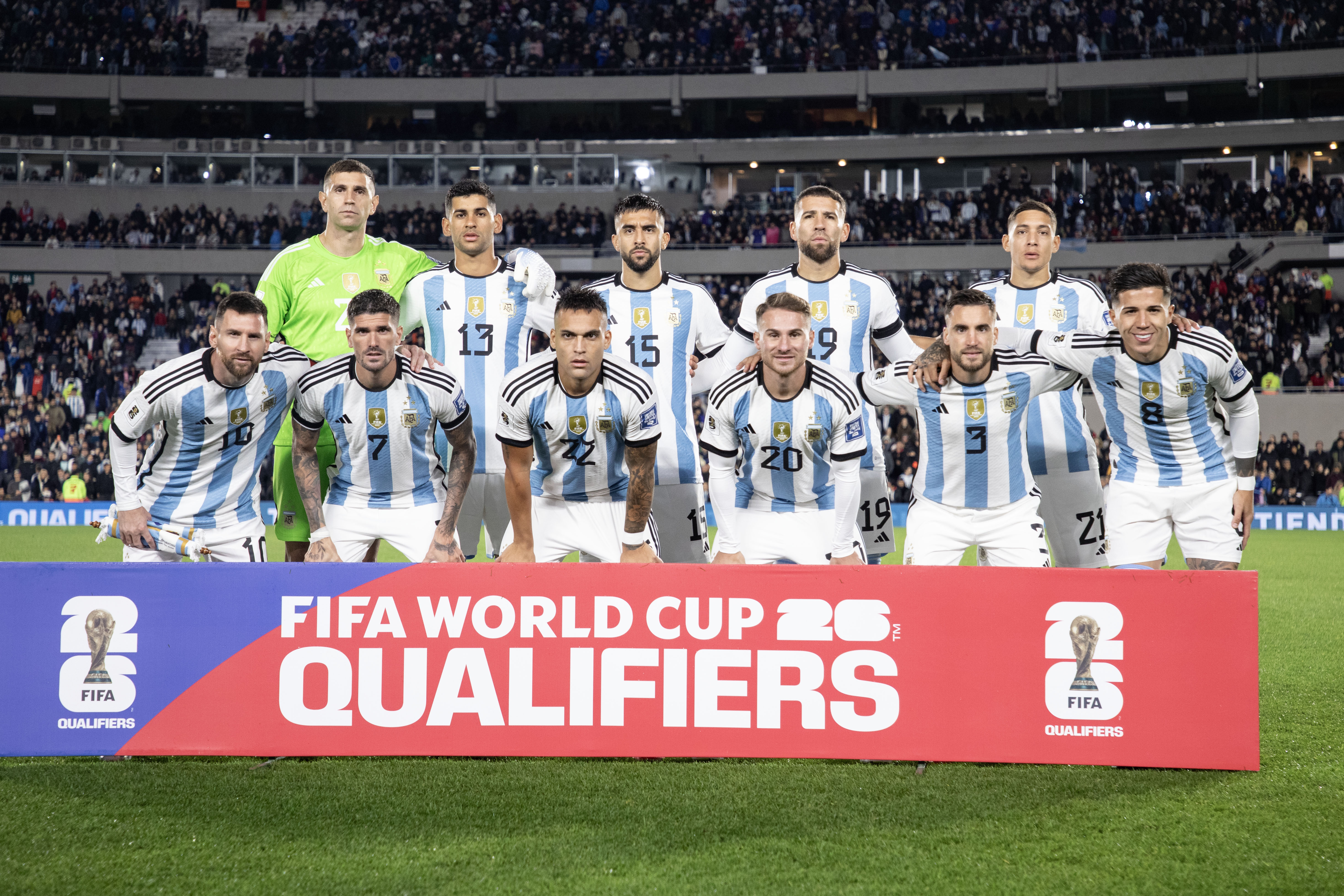 包含阿根廷队在国际足球比赛中展现实力，成为佼佼者的词条