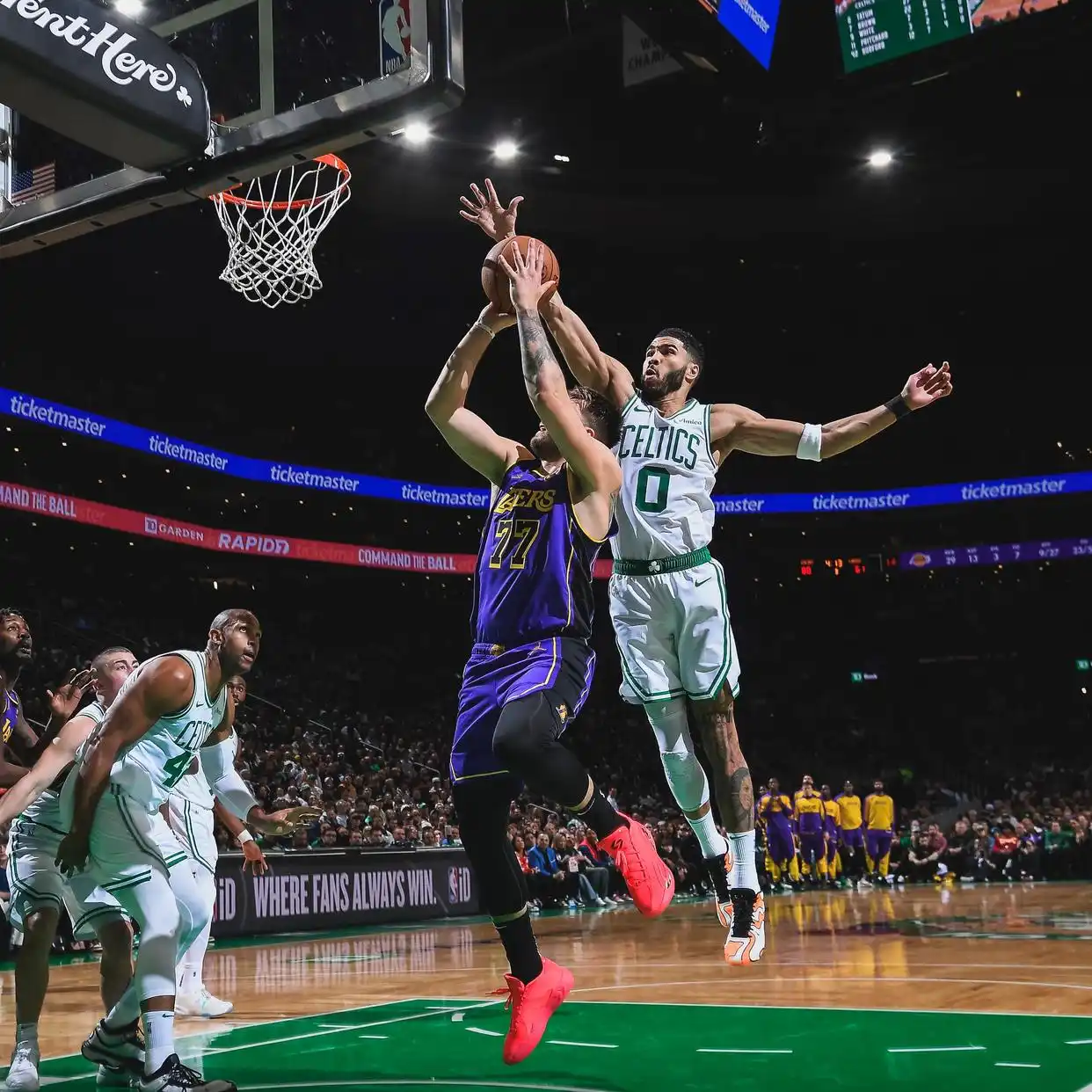 雄鹿队风雨同行，凯尔特人之前难占上风