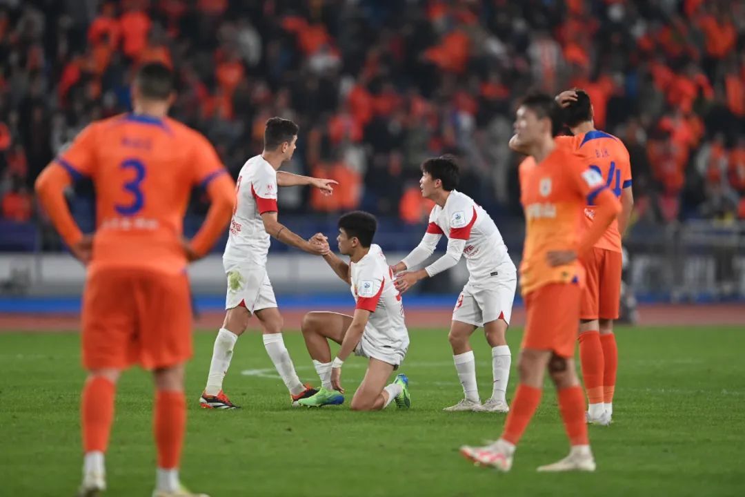 爱游戏在线-中超球队前方艰险，战术调整提高适应能力