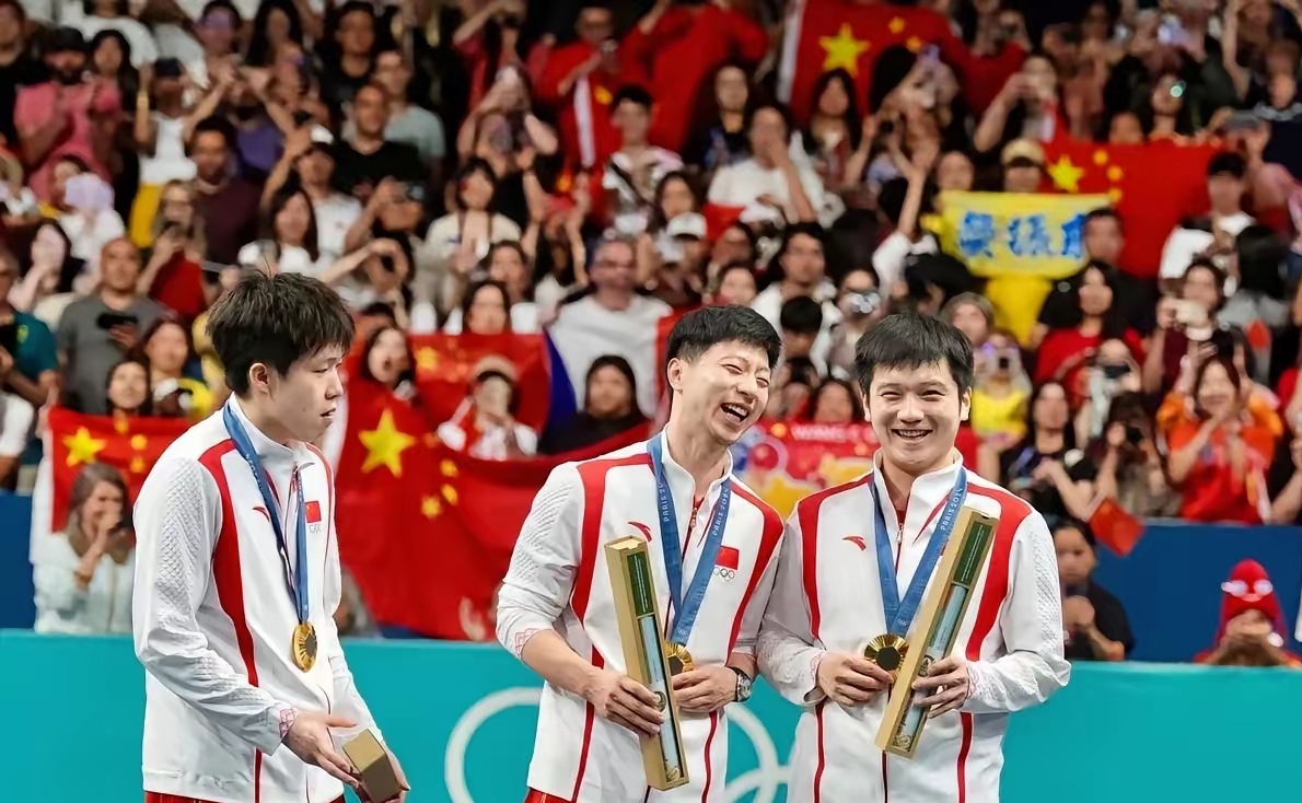 锦标赛上,某队展现出顶级实力,夺得冠军 锦标赛上,某队展现出顶级实力,夺得冠军