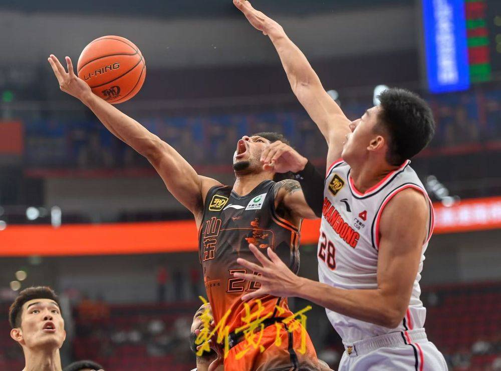 球迷疯狂庆祝球队在全球篮球赛上的胜利 球迷疯狂庆祝球队在全球篮球赛上的胜利