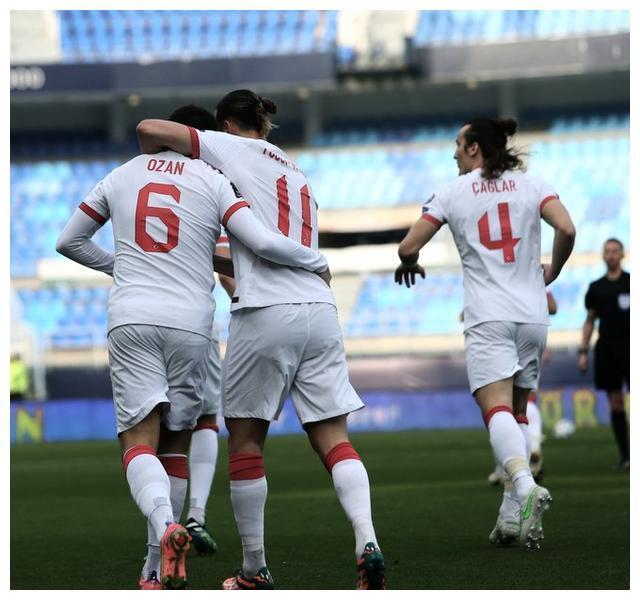 包含意大利战胜荷兰，稳坐小组第一的词条