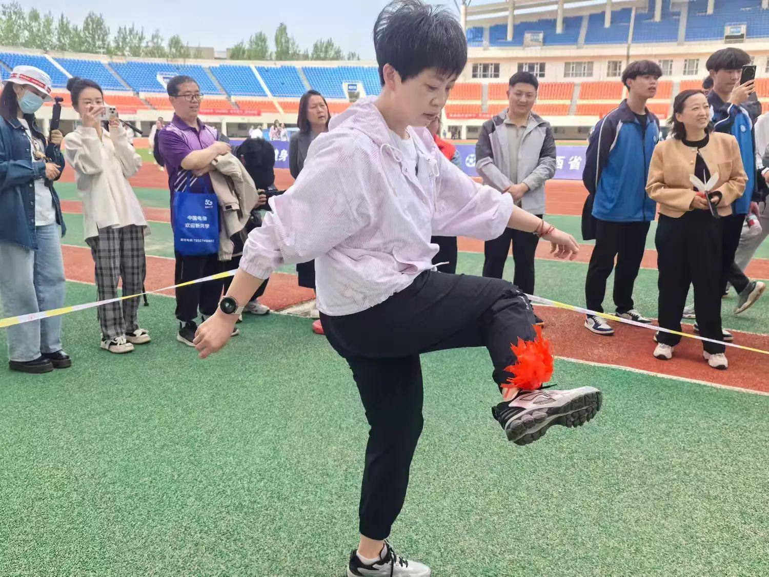 争分夺秒的比赛,球员全力以赴奋勇拼杀的简单介绍 争分夺秒的比赛,球员全力以赴奋勇拼杀的简单介绍