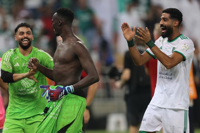 精彩比赛中球队成功战胜对手 精彩比赛中球队成功战胜对手