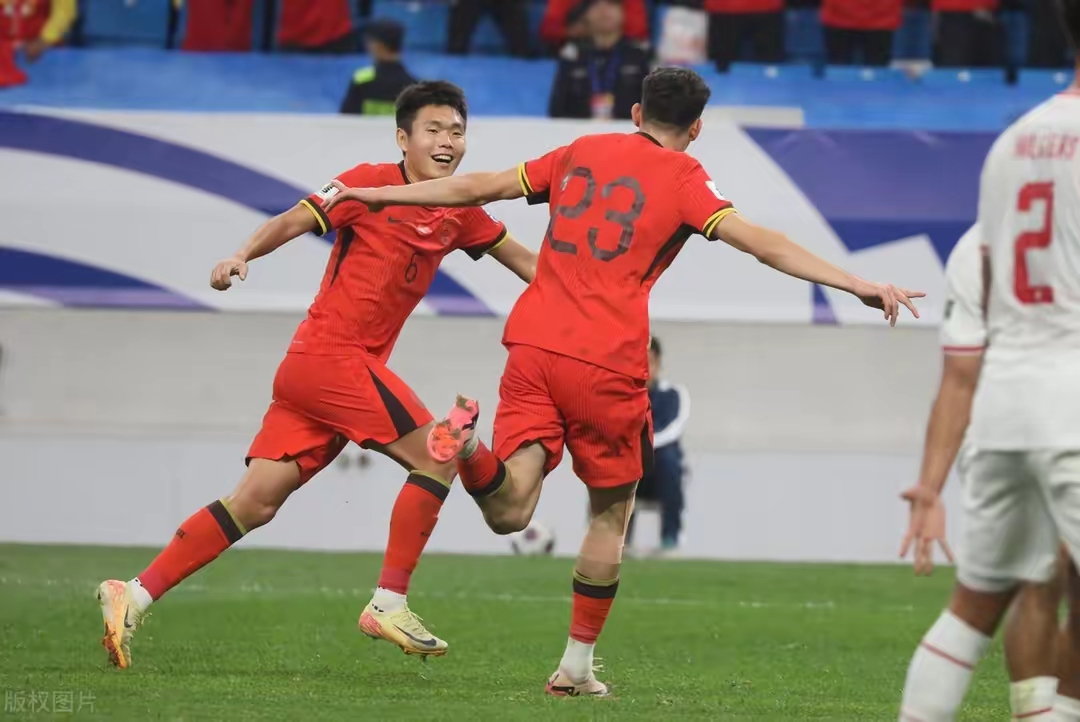 精彩比赛中球队成功战胜对手 精彩比赛中球队成功战胜对手