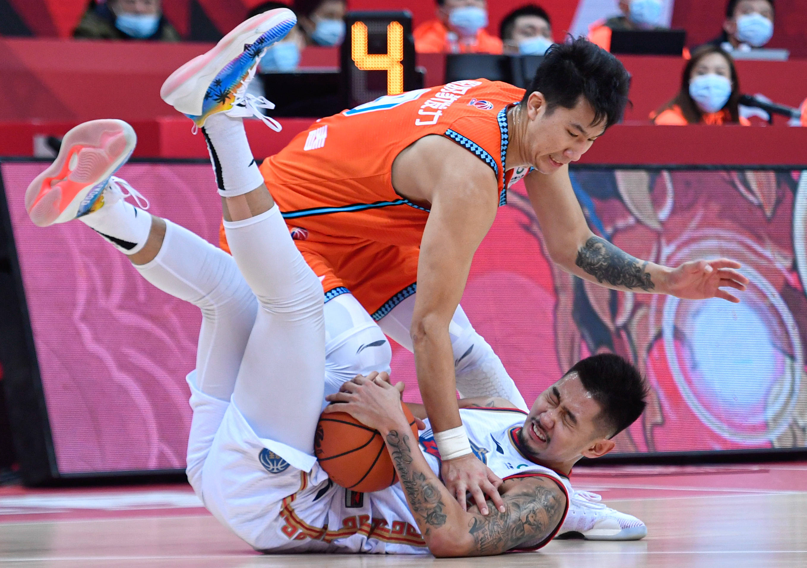 深圳队主场不敌强敌,遭遇双杀 深圳队主场不敌强敌,遭遇双杀