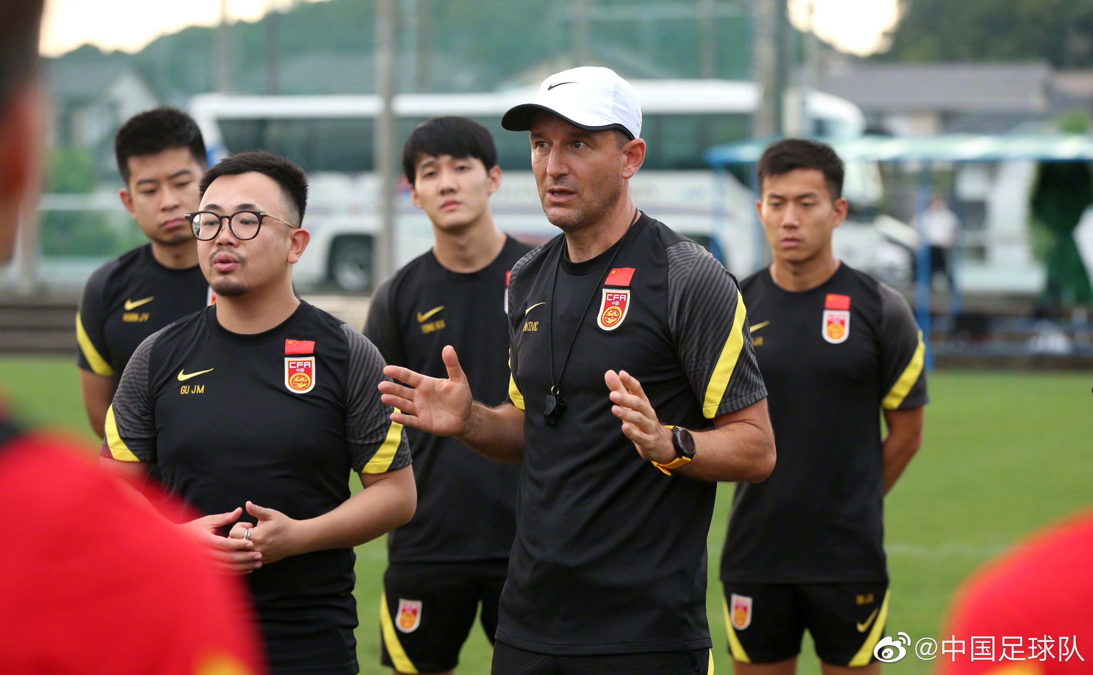 法兰克福队主帅盛赞球员表现，全队团结一致