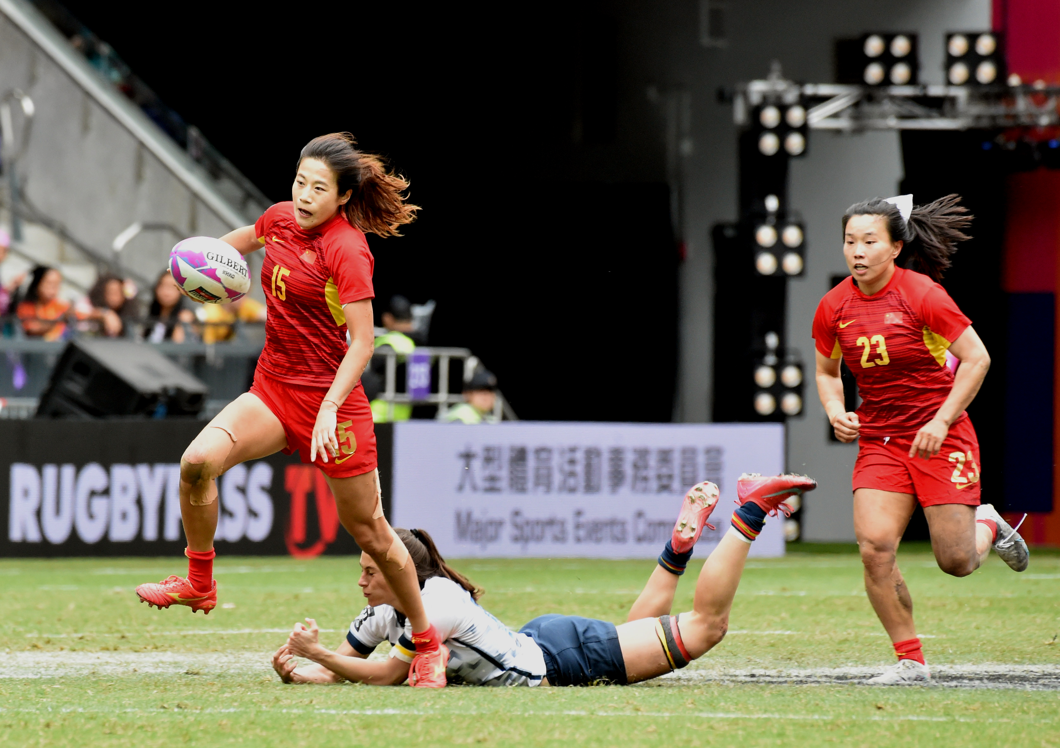 爱游戏大厅-女子橄榄球比赛队伍团结一致夺得胜利