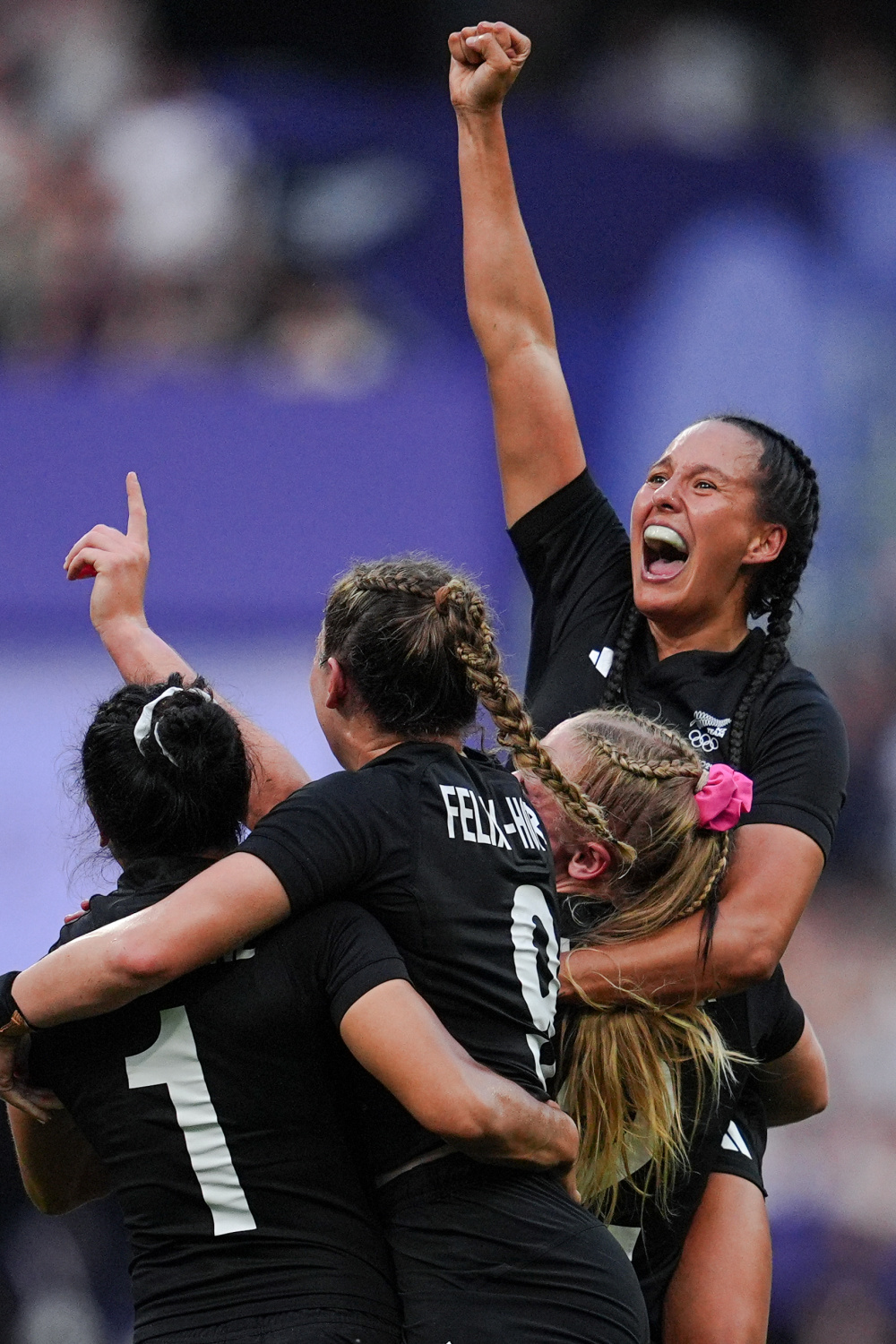 女子橄榄球比赛队伍团结一致夺得胜利