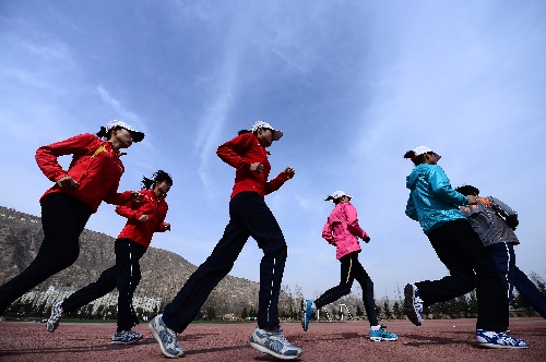 包含红红火火的足球赛场,女队员们展现出优美身姿的词条 包含红红火火的足球赛场,女队员们展现出优美身姿的词条