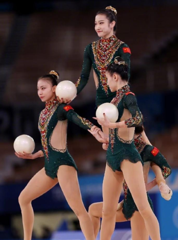 包含红红火火的足球赛场,女队员们展现出优美身姿的词条 包含红红火火的足球赛场,女队员们展现出优美身姿的词条