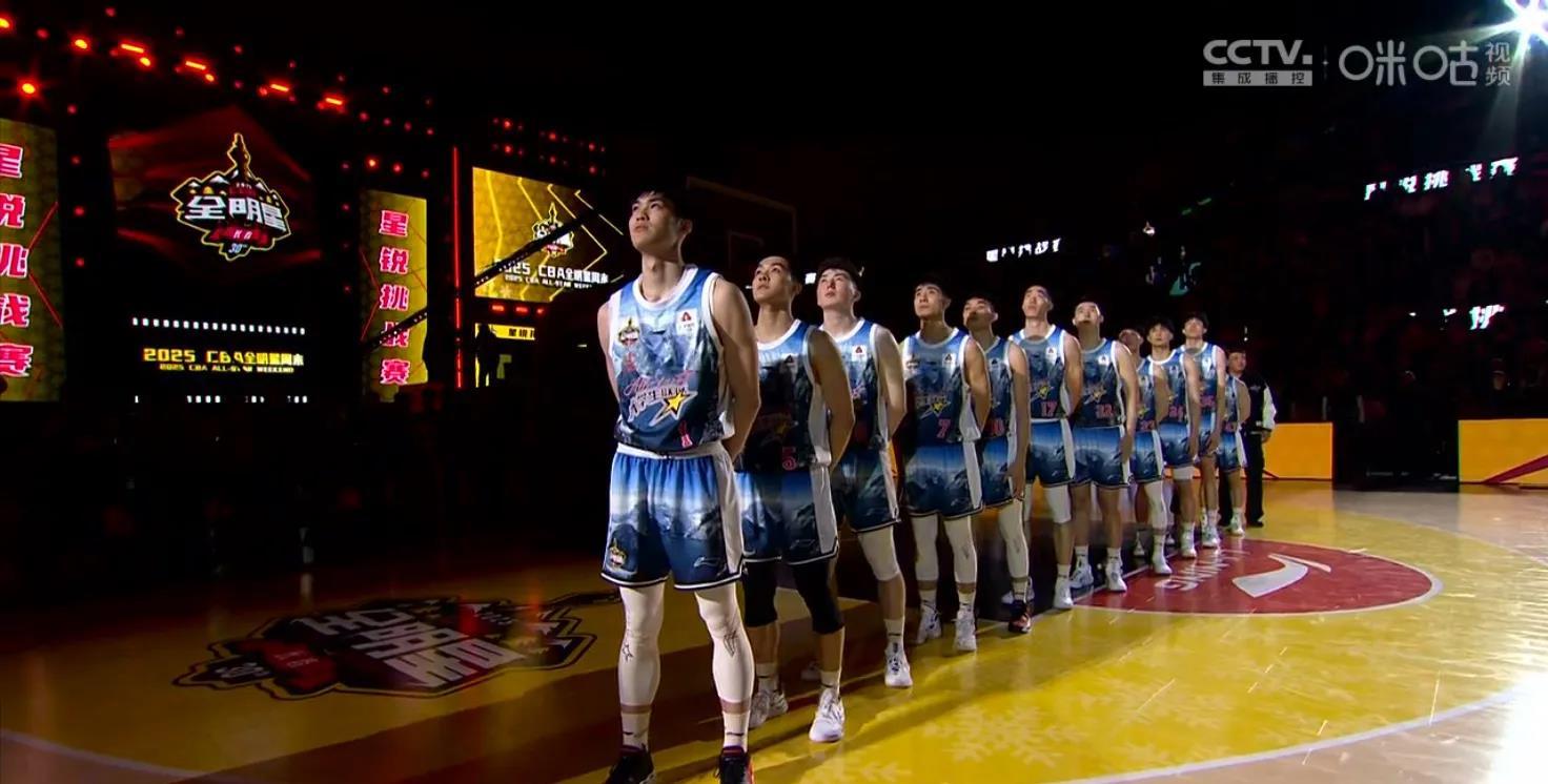 球员们在赛场上奋力拼搏，为荣誉而战