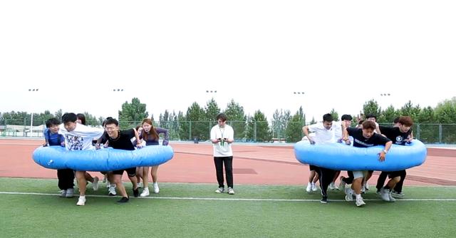 炎热的运动场上挥洒汗水,背后是团队合作的协力的简单介绍 炎热的运动场上挥洒汗水,背后是团队合作的协力的简单介绍