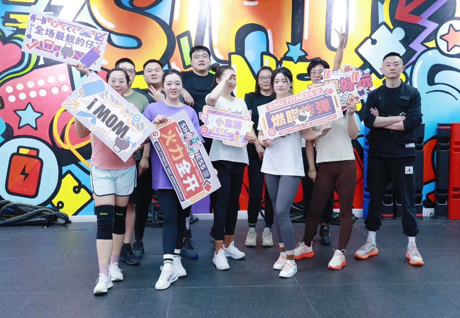 炎热的运动场上挥洒汗水,背后是团队合作的协力的简单介绍 炎热的运动场上挥洒汗水,背后是团队合作的协力的简单介绍