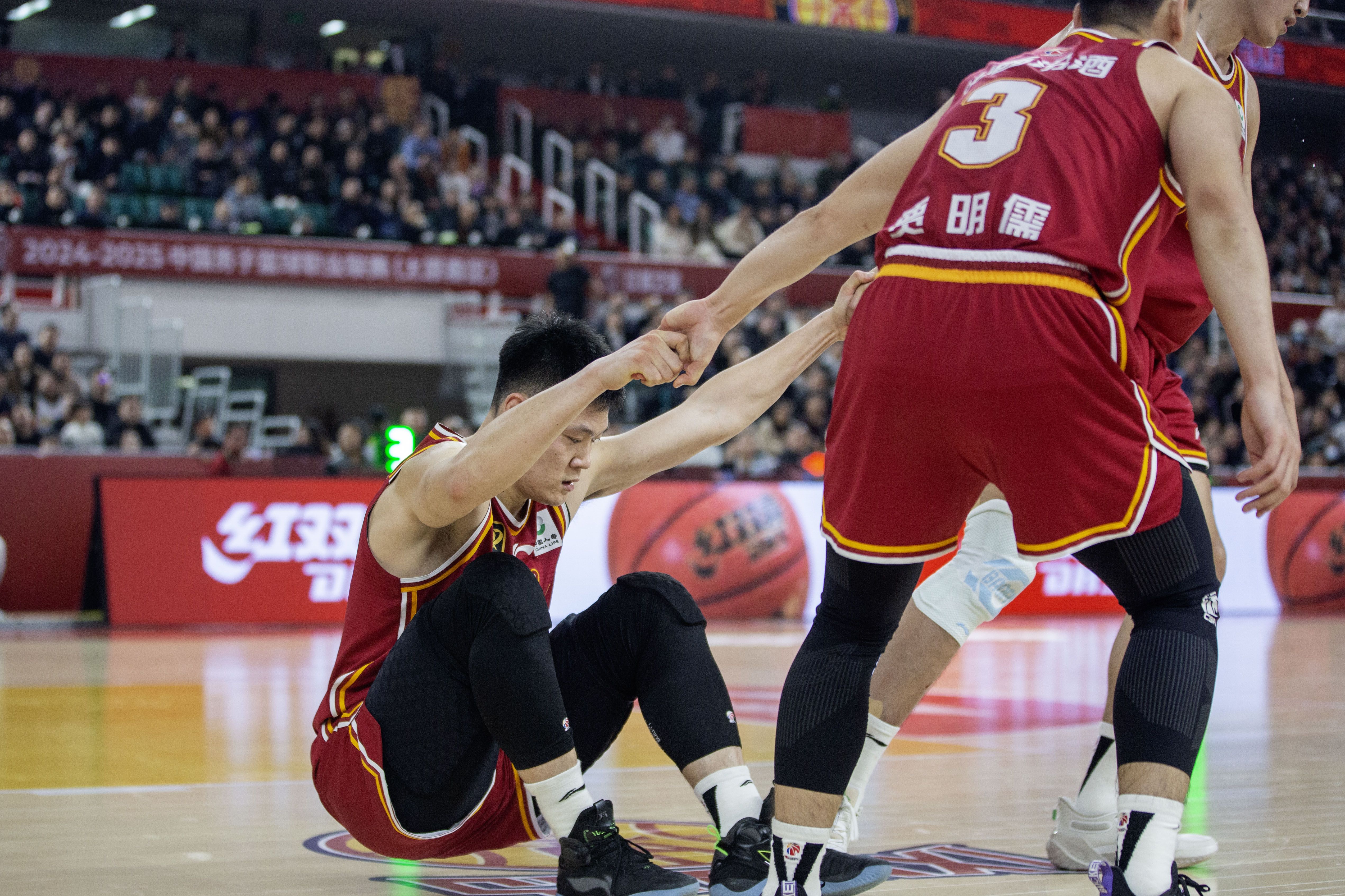 新疆男篮卫冕冠军备战季后赛