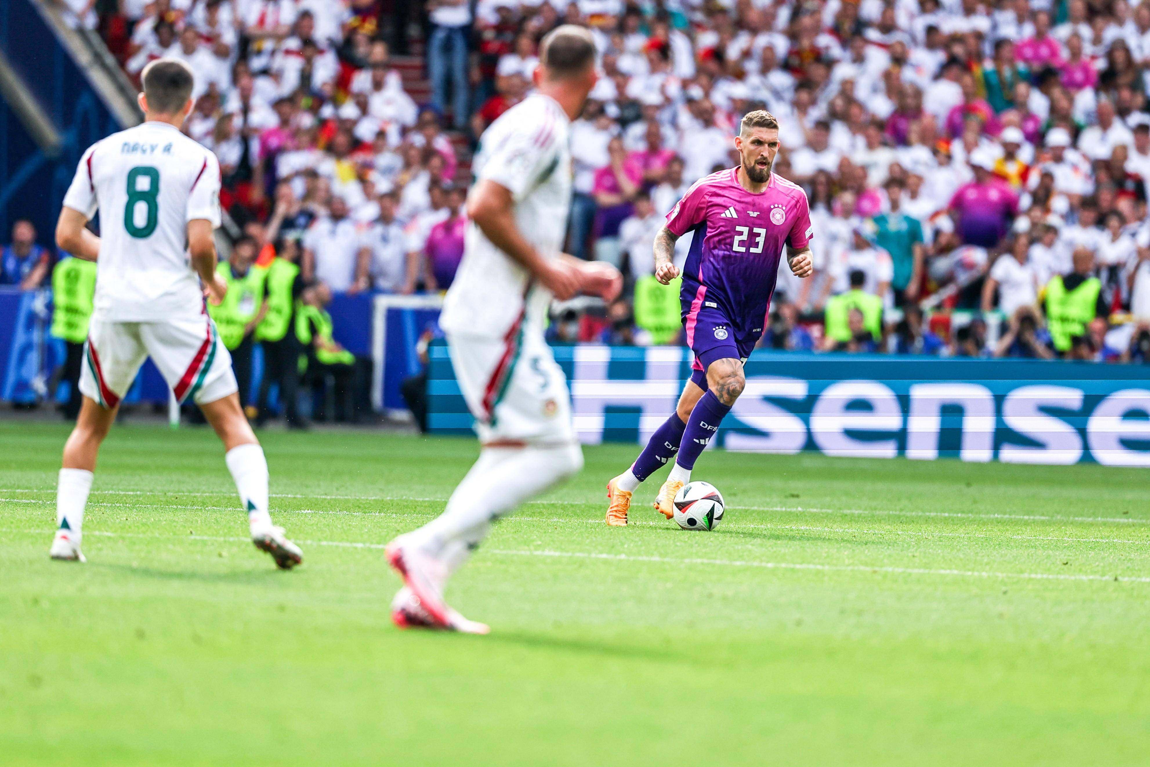 匈牙利队在比赛中遭遇困境，需全队努力