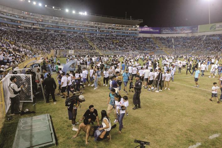 球场周围骚乱事件频发,警方出手维持秩序 球场周围骚乱事件频发,警方出手维持秩序