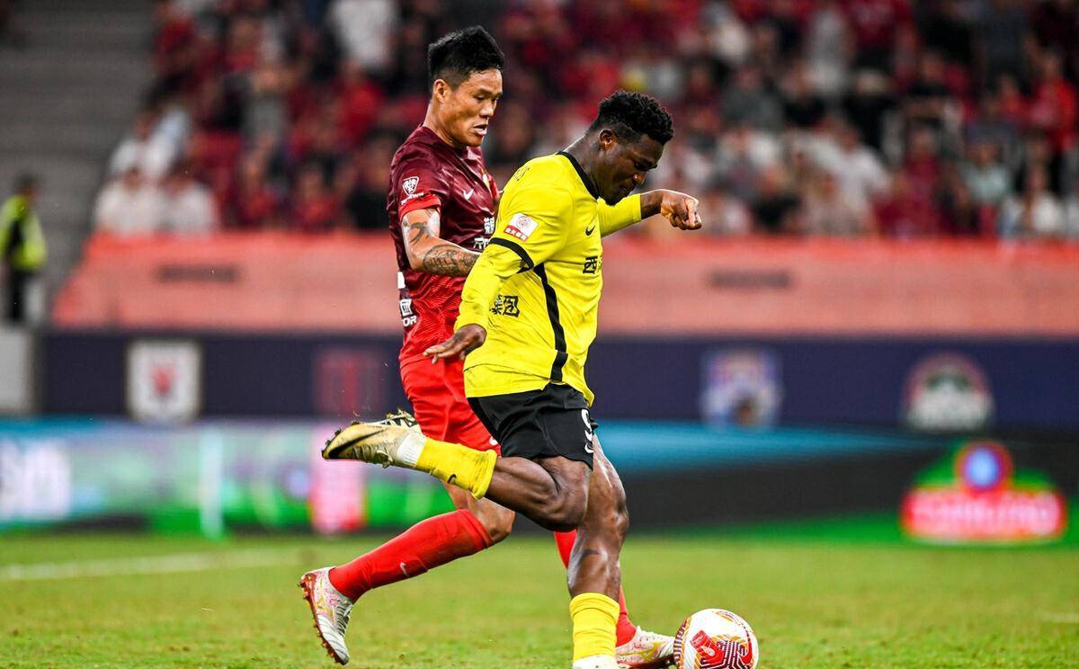 上港备受球迷关注,期待接下来比赛表现 上港备受球迷关注,期待接下来比赛表现