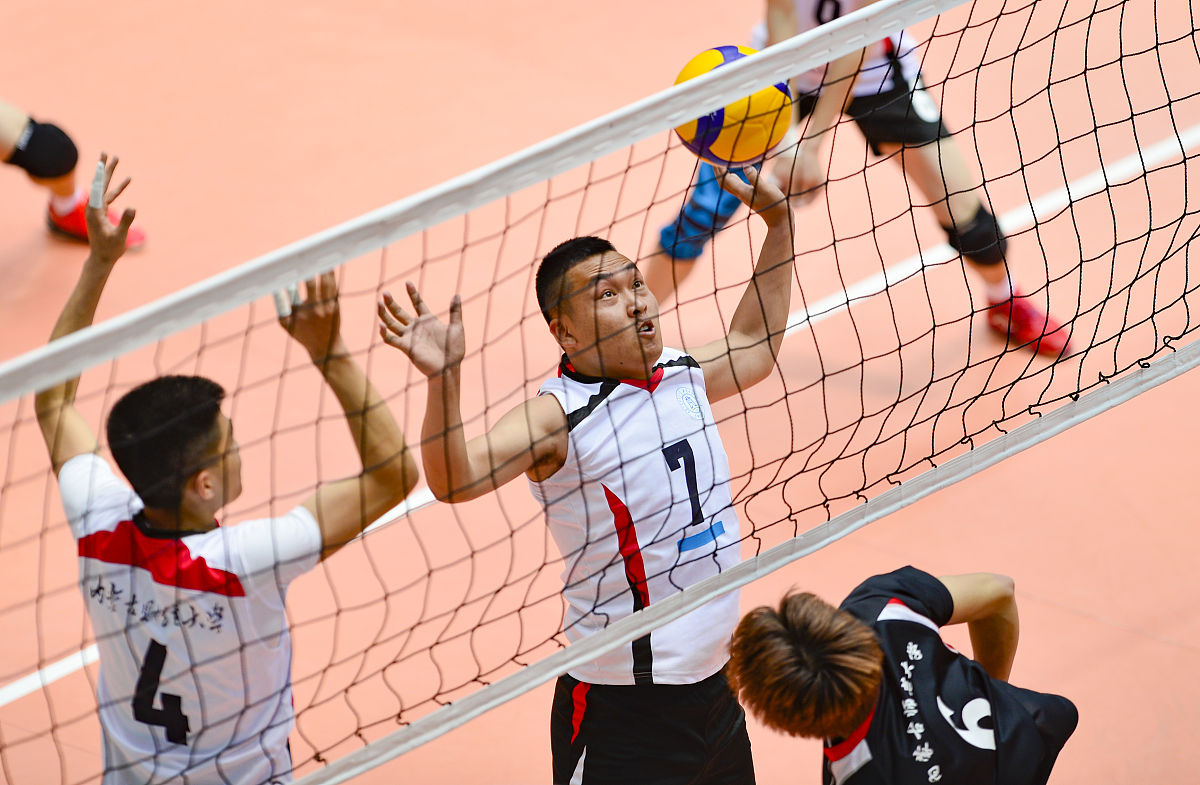 紧张的比赛中球员们斗志昂扬 紧张的比赛中球员们斗志昂扬