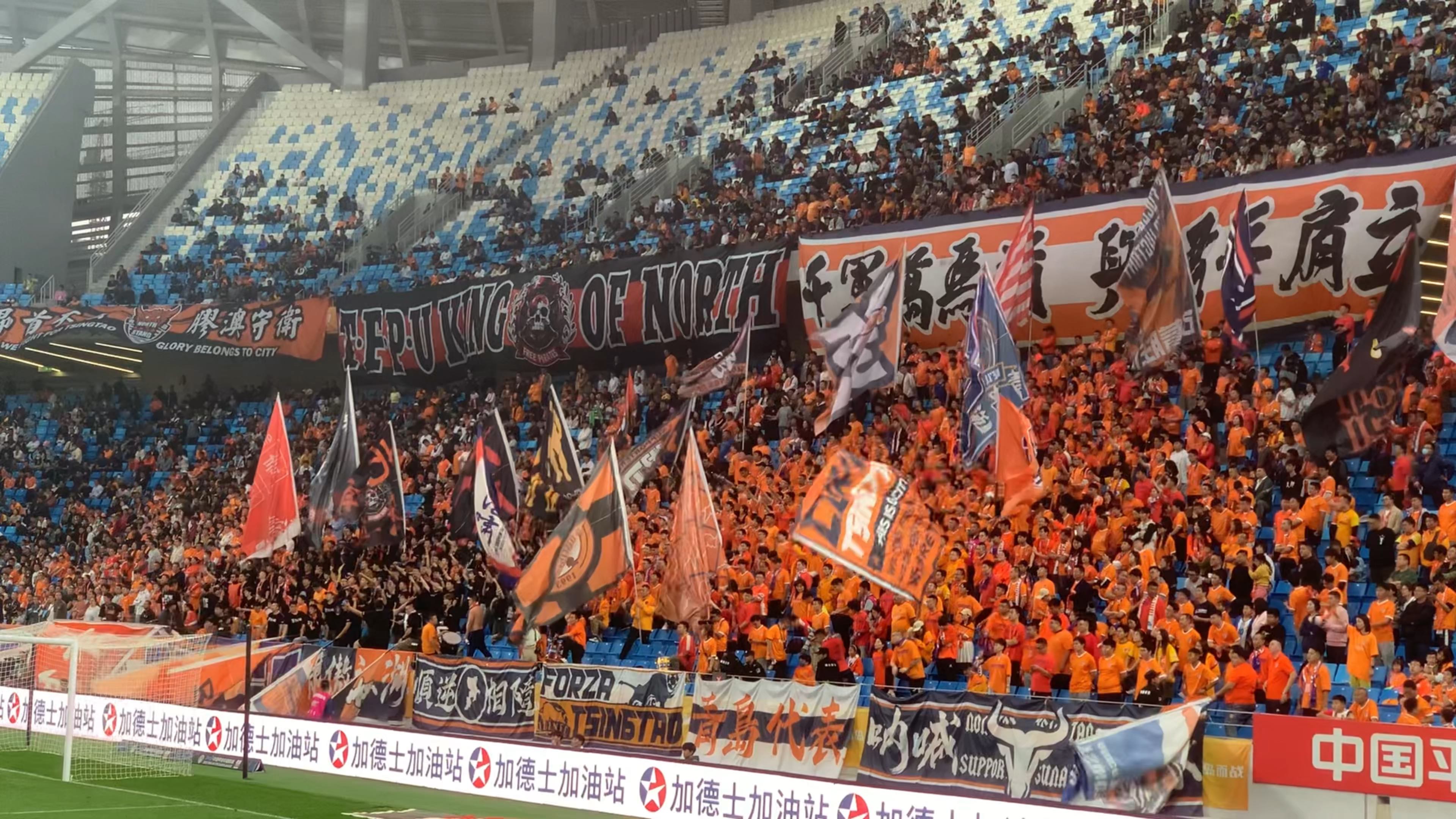 球队表现出众,赢得球迷们热烈掌声! 球队表现出众,赢得球迷们热烈掌声!