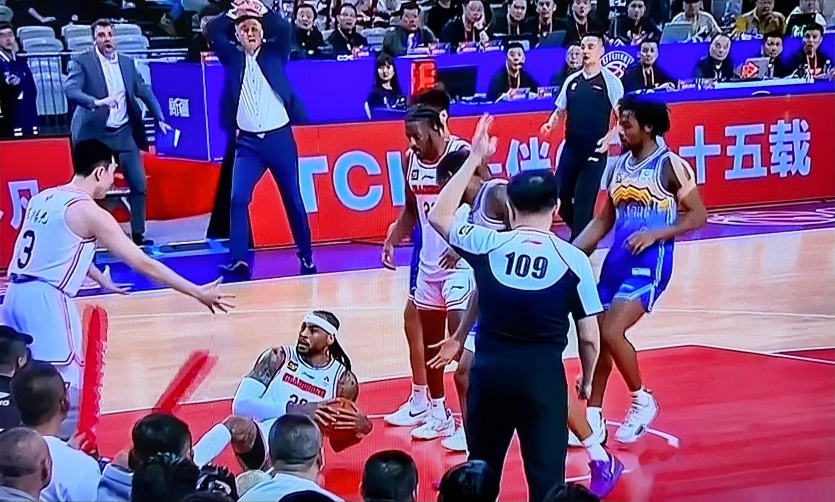 球队表现出众,赢得球迷们热烈掌声! 球队表现出众,赢得球迷们热烈掌声!