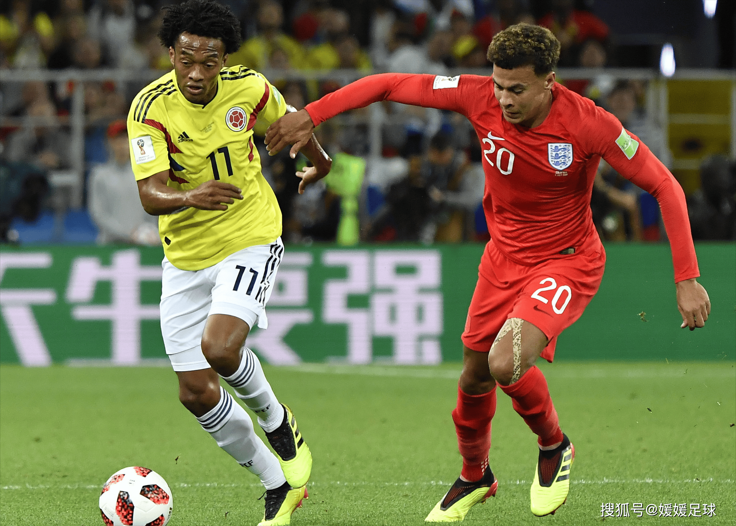 爱游戏官方入口-足球赛场上频现激烈比拼，场面异常精彩