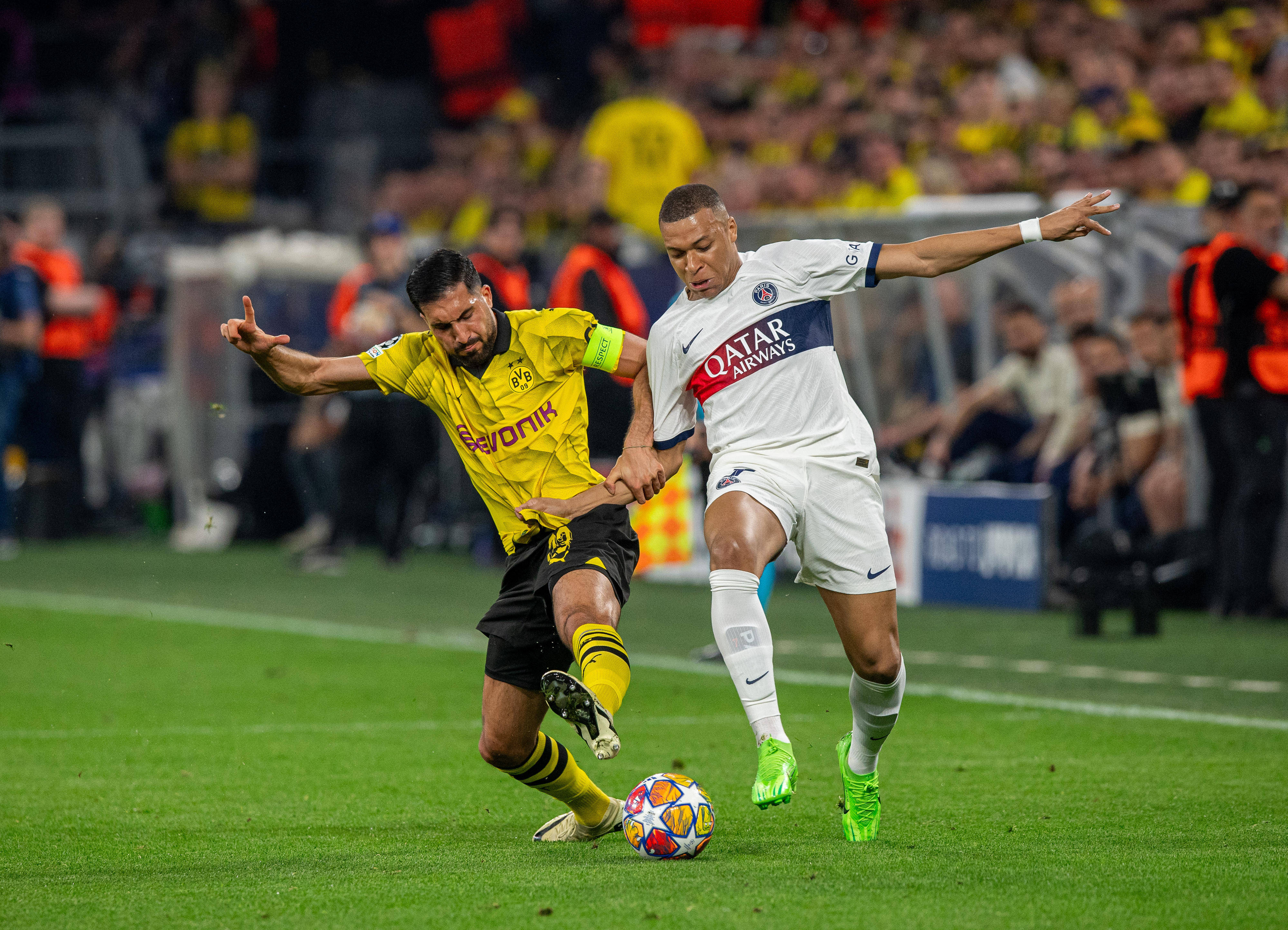 足球赛场上频现激烈比拼，场面异常精彩