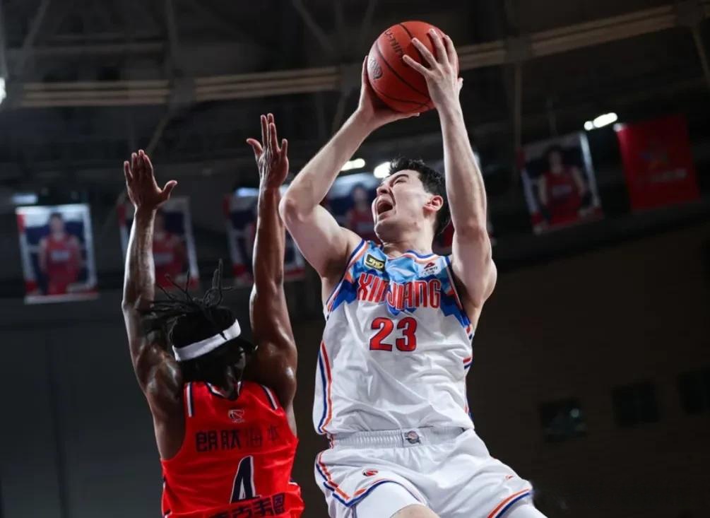 广东男篮客场大胜新疆，继续领跑排名的简单介绍