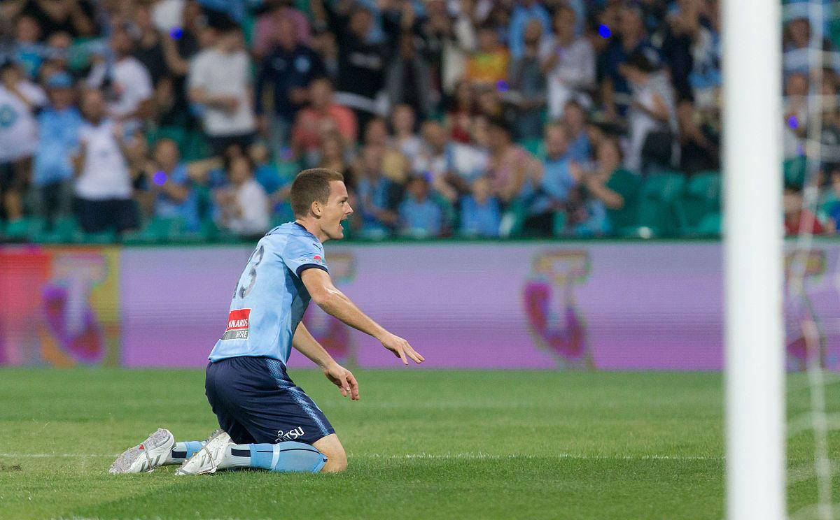 爱游戏体育-沙尔克遭遇主场困境，球员表现低迷