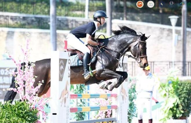 阿根廷运动员夺得马术比赛金牌