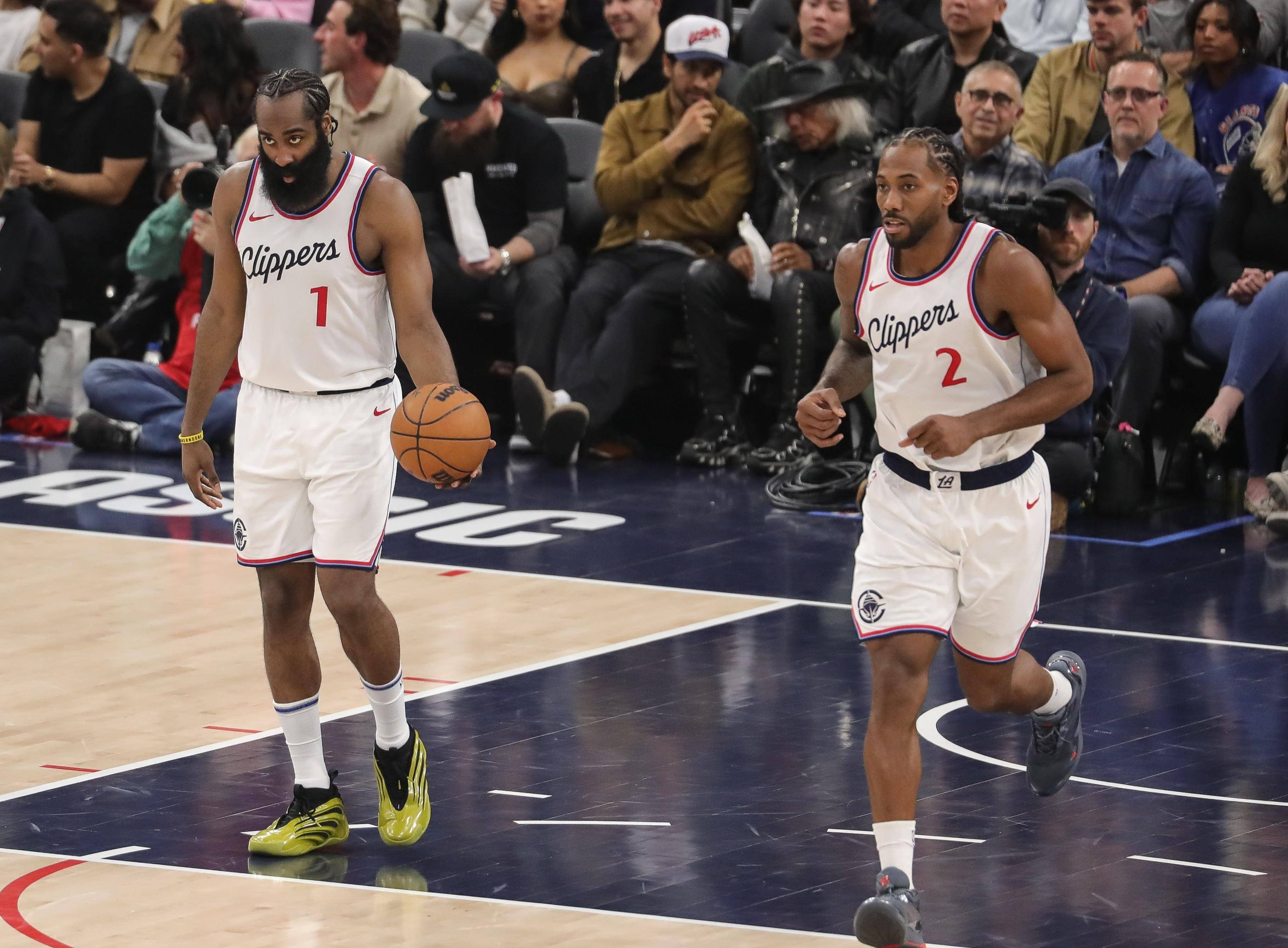 快船惨遭雄鹿逆转,失去连胜纪录 快船惨遭雄鹿逆转,失去连胜纪录