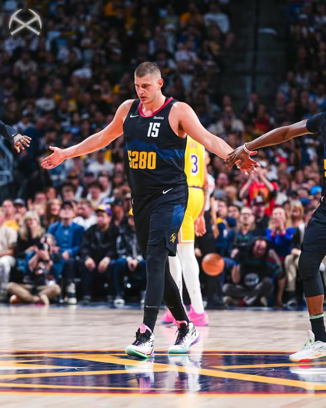 爱游戏入口-丹佛掘金队因战术调整遭遇失利，主教练声援球员