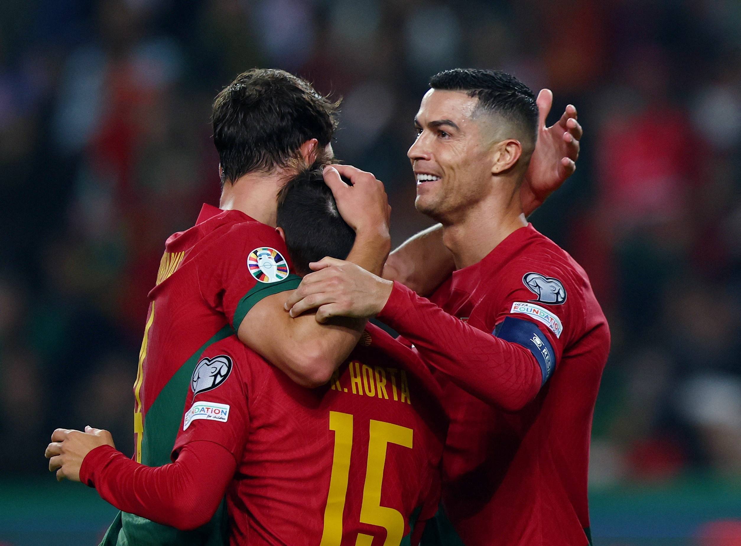 葡萄牙国家队准备挑战波兰国家队，士气高涨