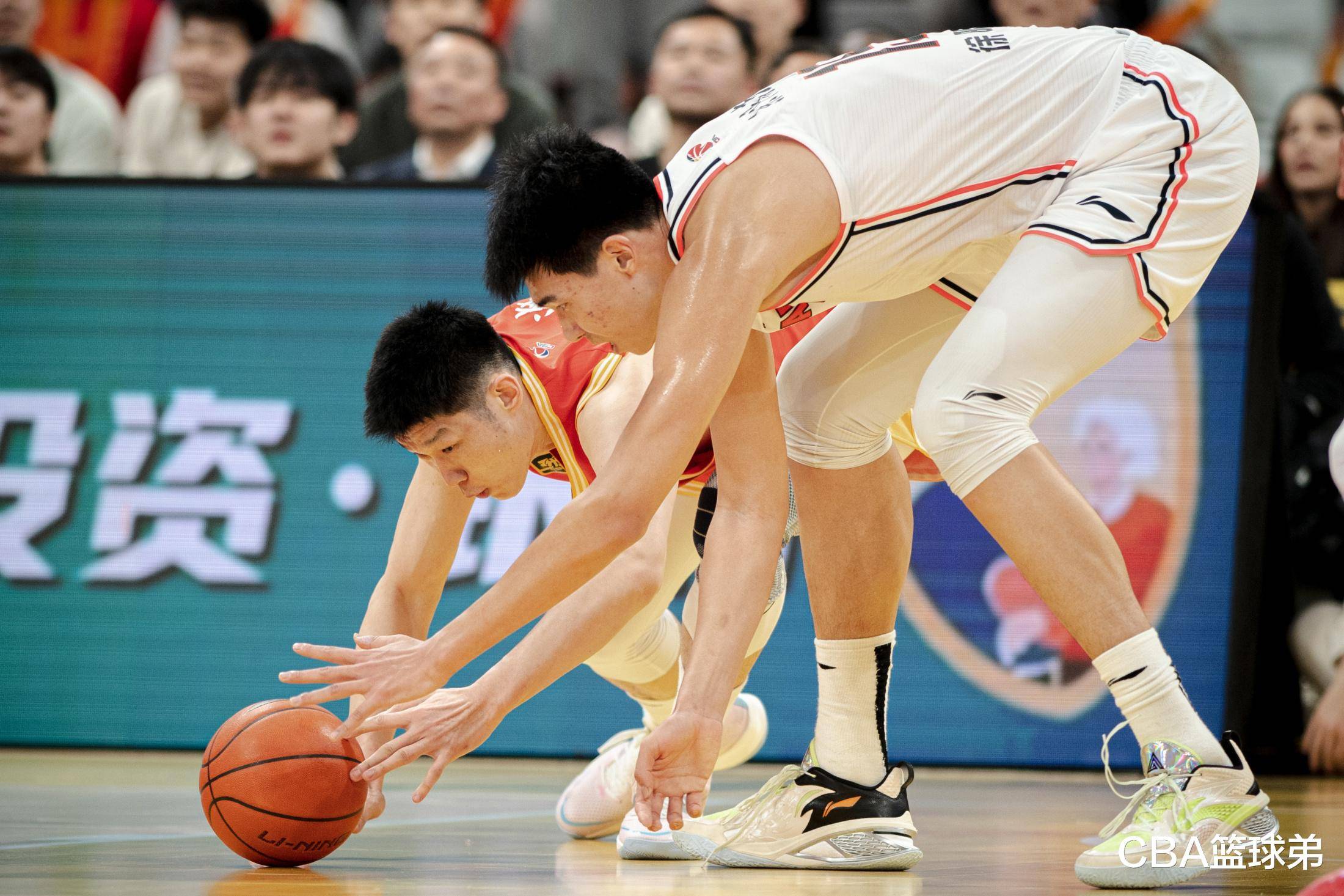 篮球比赛球队进攻节奏明朗,或将占据领先地位 篮球比赛球队进攻节奏明朗,或将占据领先地位