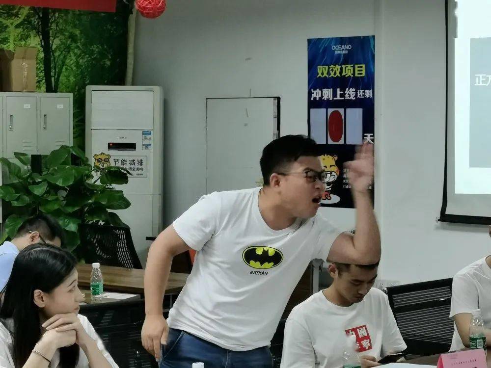 竞争激烈的比赛,双方你来我往争夺胜利 竞争激烈的比赛,双方你来我往争夺胜利