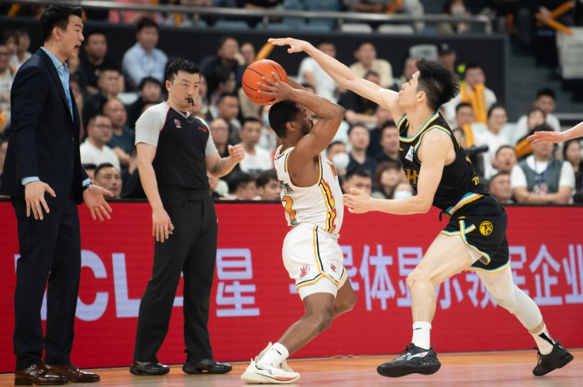 内蒙古男篮稳扎稳打,打破对手围剿一路成功 内蒙古男篮稳扎稳打,打破对手围剿一路成功