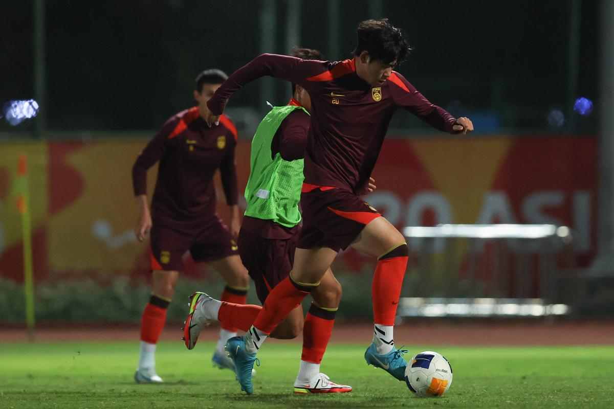 关于亚洲足球比赛火热进行,球员奋力拼搏的信息 关于亚洲足球比赛火热进行,球员奋力拼搏的信息