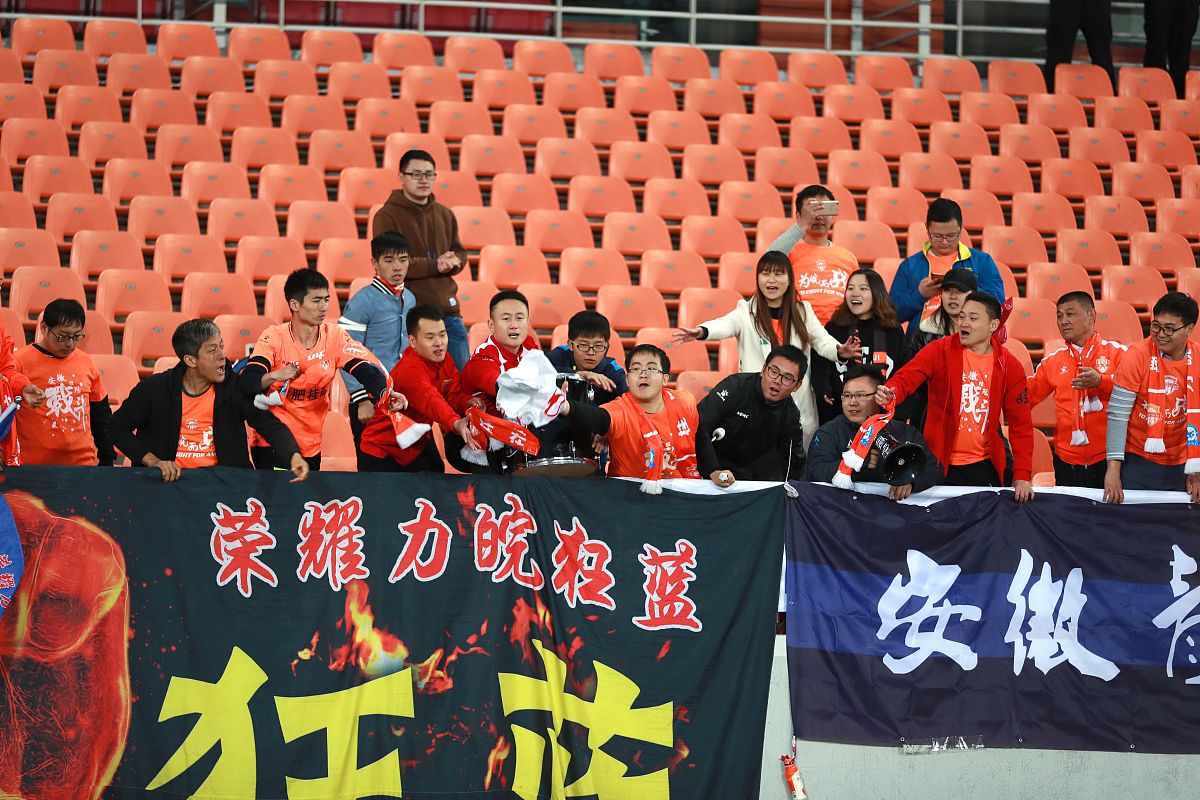 比赛中球员们全力以赴取得胜利 比赛中球员们全力以赴取得胜利