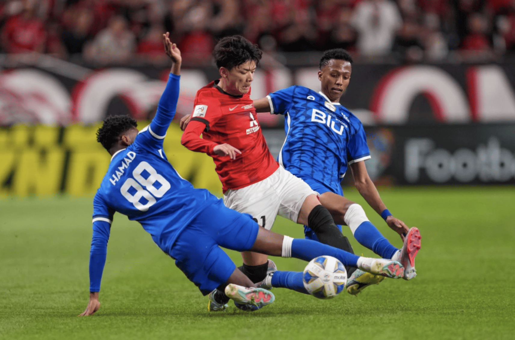 比赛中球员们全力以赴取得胜利 比赛中球员们全力以赴取得胜利