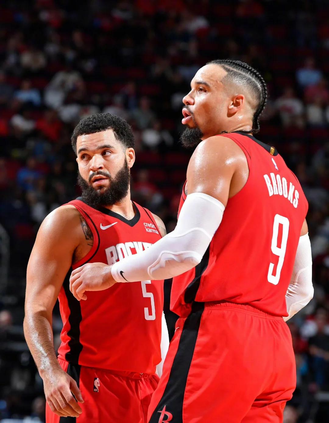 火箭队大胜,稳居西部前列 火箭队大胜,稳居西部前列