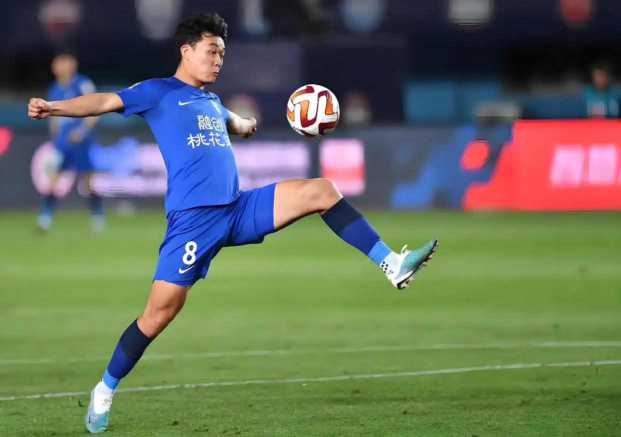 大展雄风，中国足球队勇夺冠军