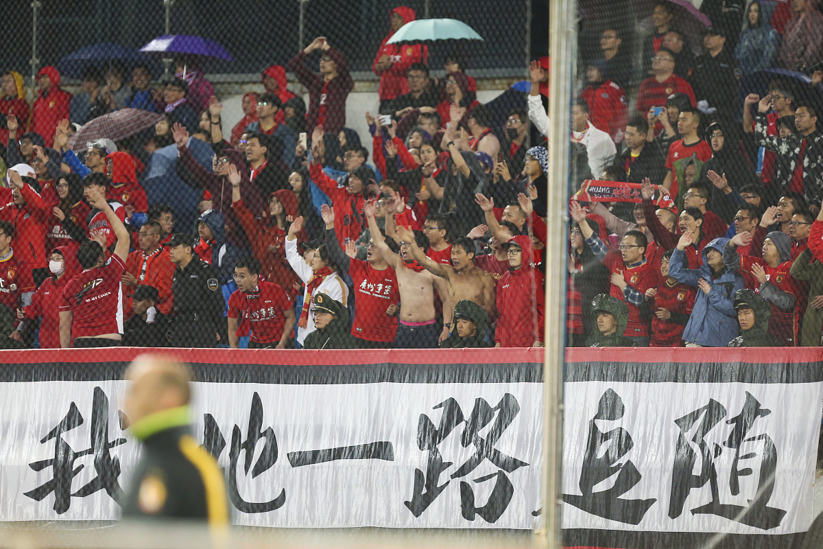 热刺客场难求一胜,再次失误让球迷失望 热刺客场难求一胜,再次失误让球迷失望